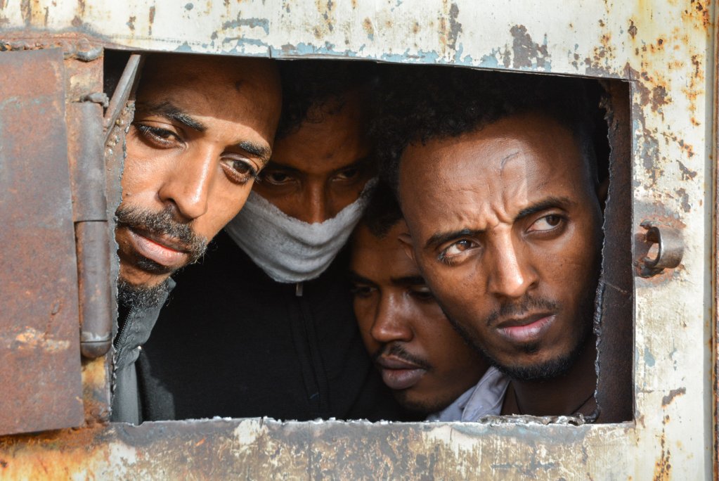 Refugees at Dhar al-Jebel detention center in Libya at the gate of the main warehouse where 700 were detained | Photo: Jérôme Tubiana/MSF