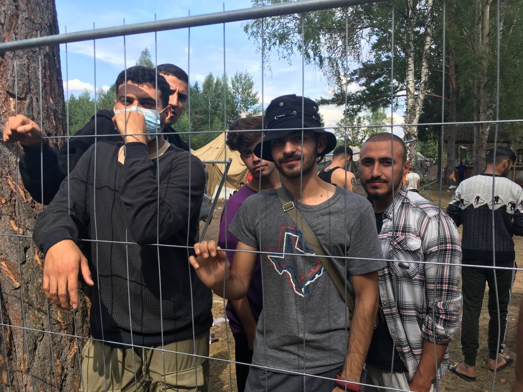 Safaa (à gauche) et Kadhim (avec le chapeau) sont enfermés dans le camp de Rudninkai depuis plus d'une semaine. Crédit : InfoMigrants