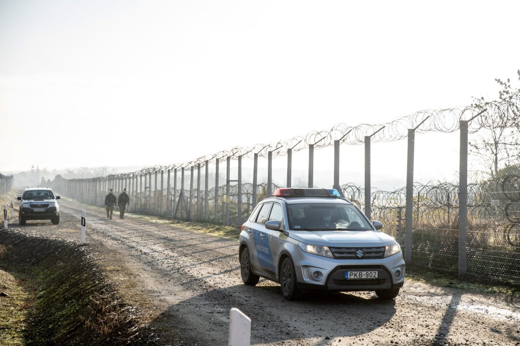 From file: Hungarian soldiers and a police car patrol along the border fence installed to prevent migrants from entering the country in Hercegszanto, in the vicinity of the border between Serbia and Hungary | Photo: ARCHIVE/EPA/TIBOR ROSTA