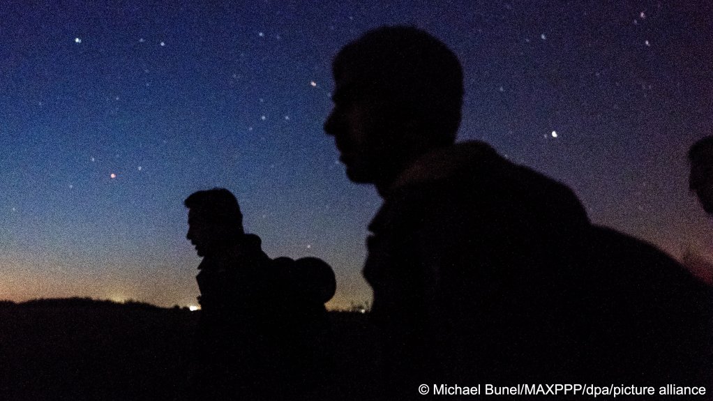 Near Majdan, Serbia, migrants walk at night into Romania. The routes range from 2 to 15 kilometers through woods and fields. May 11, 2021 | Photo: Picture Alliance/Michael Bunel