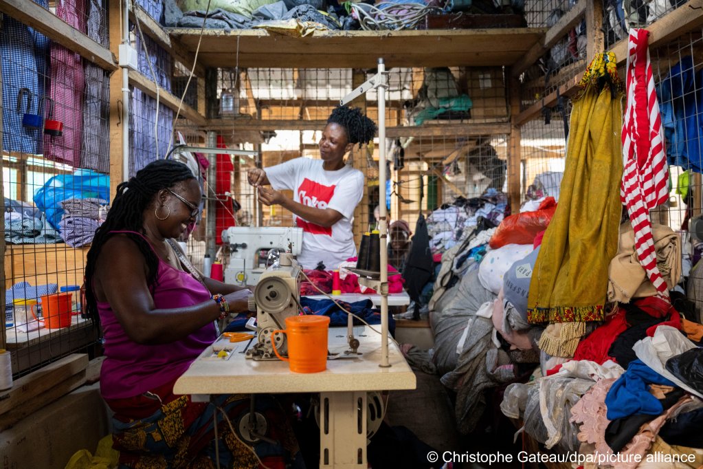 Two women work at a market near a station in the Ghanain capital Accra | Photo: Christophe Gateau / dpa / picture alliance