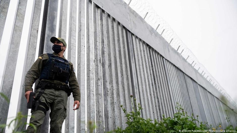 A border guard patrolling the Greek border | Photo: Giannis Papanikos/AP Photo/picture-alliance 