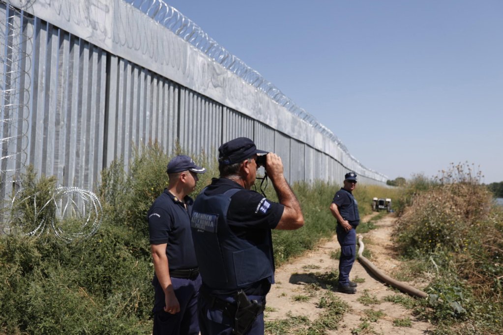 Police officers patrol along a steel fence built at Evros River in the area of Feres, at the Greek-Turkish border, Greece, 22 August 2021 | Photo: EPA/DIMITRIS TOSIDIS