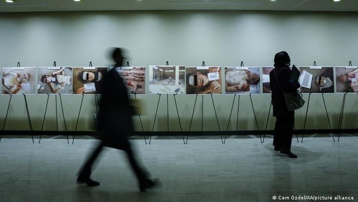 صورة لضحايا تعذيب سوريين - توثيق الموت تحت التعذيب في معرض في مبنى الأمم المتحدة
