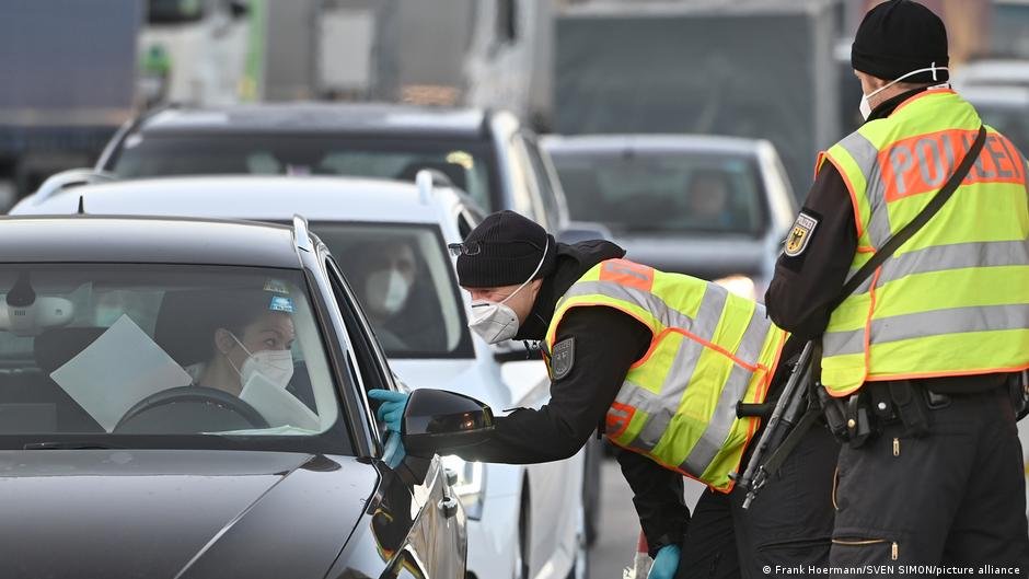Border police check people returning from Tirol at the Germany-Austria border | Photo: Frank Hoermann/SVEN SIMON/picture allianc
