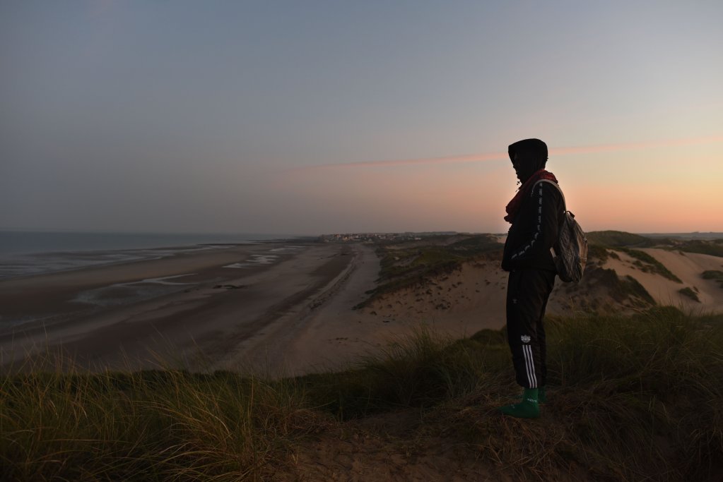 Khaled guette les départs sur la palge des dunes de la Slack, à Wimereux, dans le Pas-de-Calais, le 8 septembre 2021. Crédit : Mehdi Chebil pour InfoMigrants
