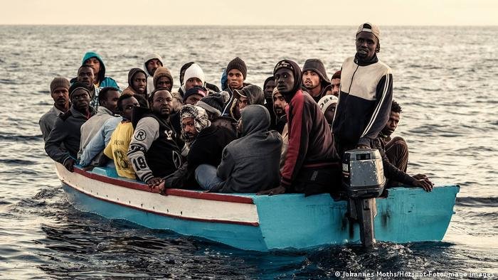 لاجئون ومهاجرون عام 2017 على متن قارب في البحر الأبيض المتوسط.