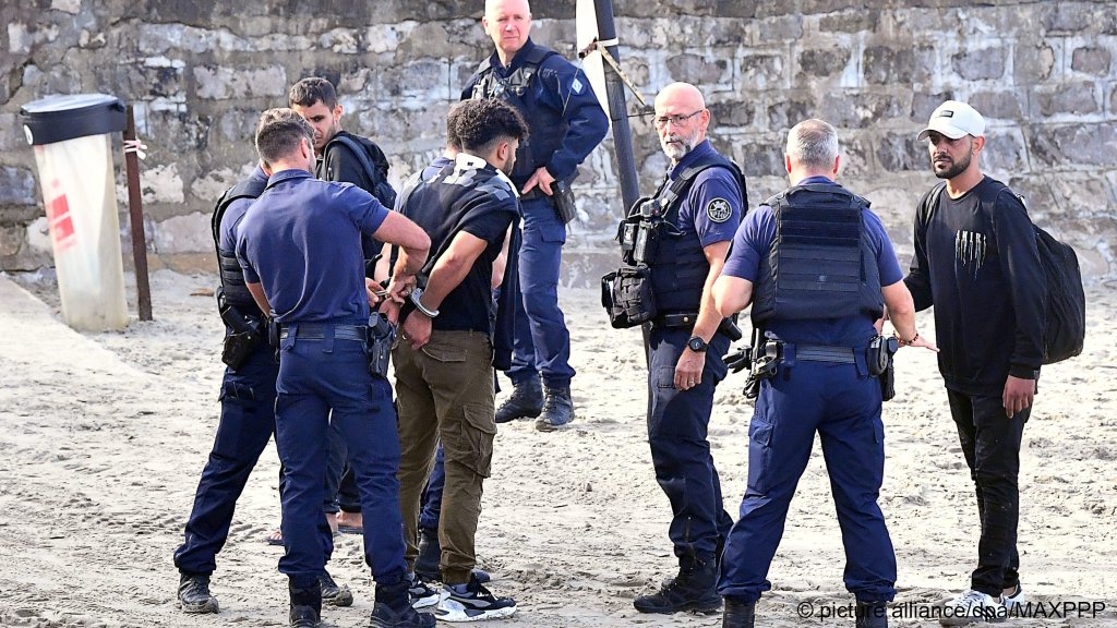 Migrants (passeurs) interpellés par la gendarmerie près de la Pointe de la Crèche, le 3 septembre 2023 |  Photo : Image Alliance/Sébastien Jarry