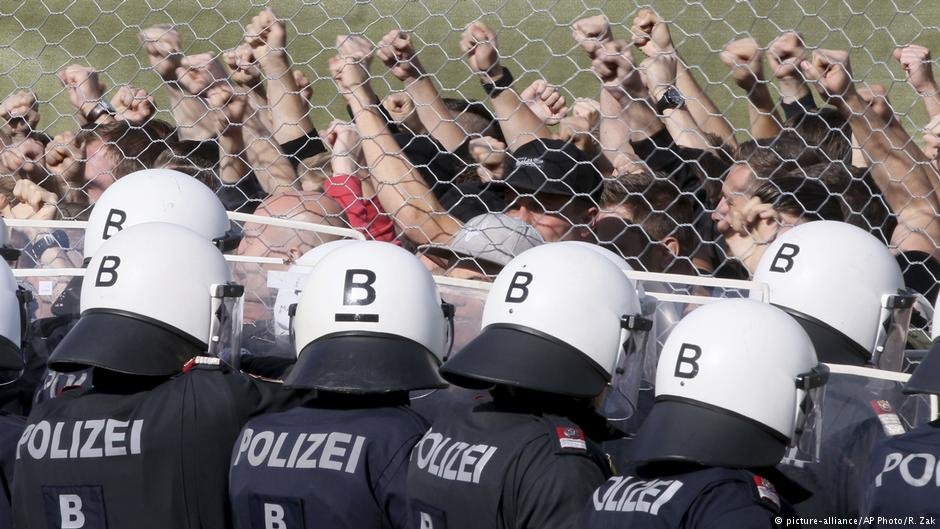 Austrian police perform border closure exercise | Photo: Picture Alliance / AP Photo / R. Zak
