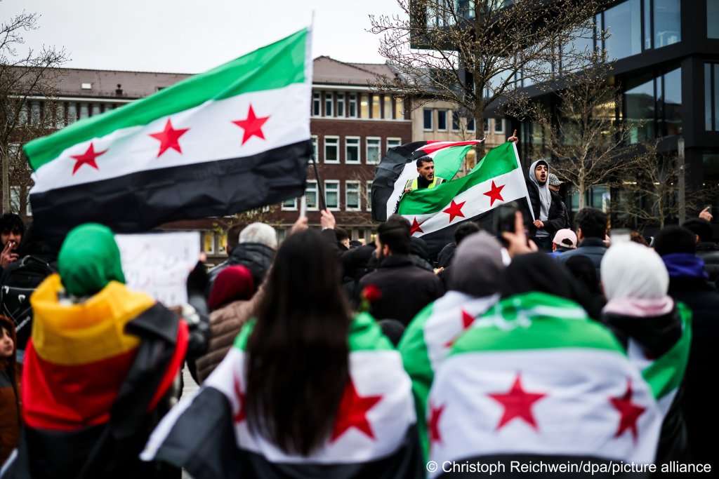 Syrians celebrate the fall of the Assad regime in Duisburg, Germany, December 10, 2024 | Photo: picture alliance/Christoph Reichwein