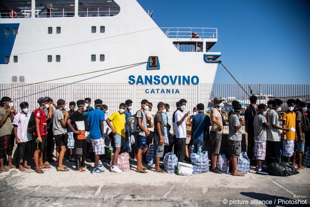 Migrants wait to board an Italian ferry from Lampedusa, to ease overcrowding in the hotspot | Photo: Alessandro Serranó / Avalon / picture alliance / photoshot