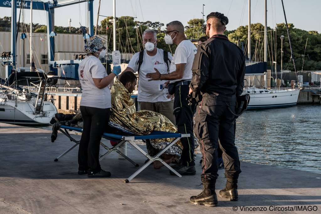 One on the people rescued from a fishing boat off Calabria receives medical care in the port of Roccella Ionica on September 14, 2022 | Photo: Vincenzo Circosta/IMAGO