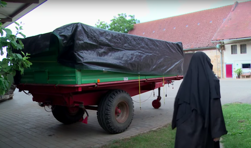 Day-to-day life at the abbey involves manual work in the orchard and gardens | Photo: Screenshot from YouTube video by the Bamberg Archdiocese