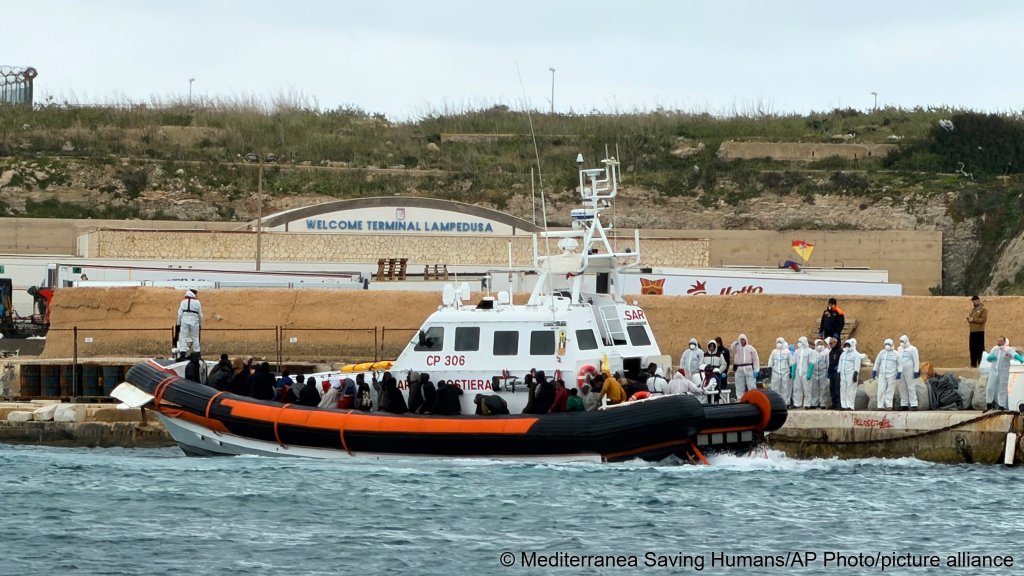 Italian Coast Guard rescue boat at dock in the southern Italian island of Lampedusa, disembarks survivors and bodies rescued from a dinghy at about 80 nautical miles from the island of Lampedusa, Italy, on April 1, 2026 | Photo: Mediterranea Saving Humans/AP Photo/picture alliance