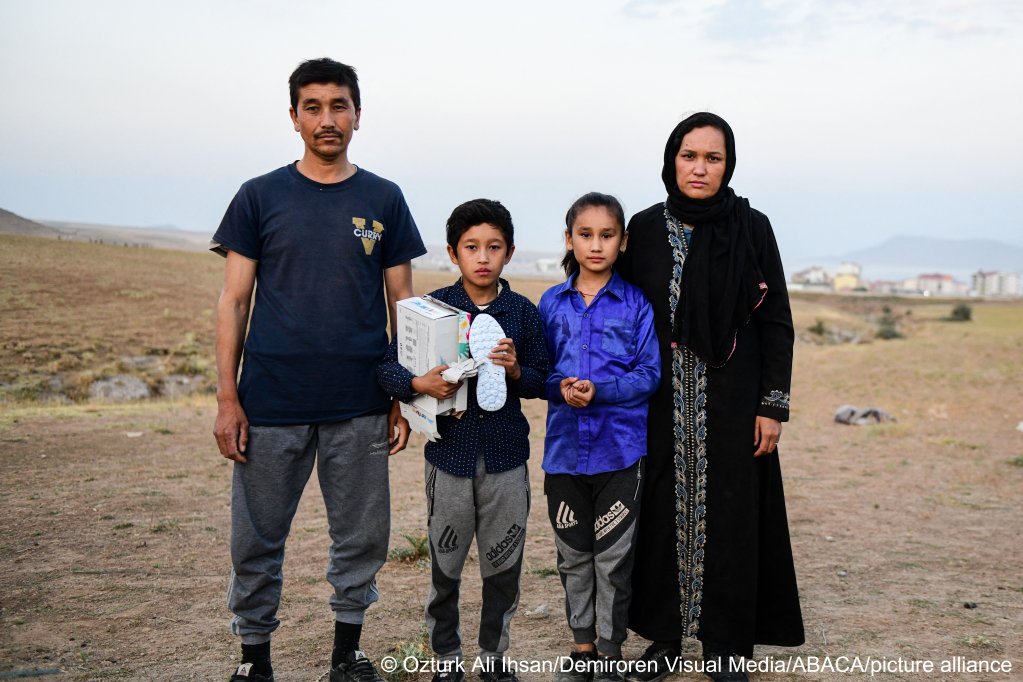 An Afghan family that crossed the Iran-Turkey border near Tatvan district in Bitlis, Turkey, on August 17, 2021 | Photo: Ali Ihsan Ozturk/Demiroren Visual Media/ABACA/picture-alliance