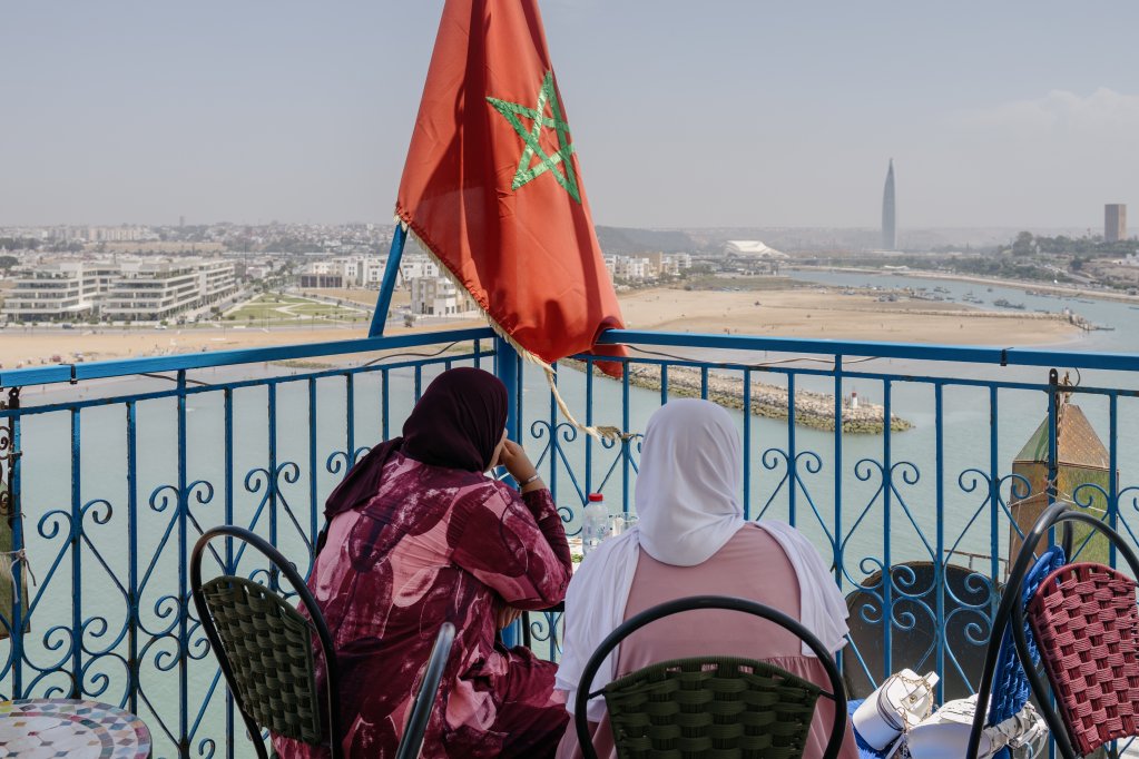 Deux femmes regardent le paysage, à Rabat. L'embouchure du Bouregreg est l'une des zones où des tentatives de départ d'embarcations se produisent. Crédit : Valentina Camu (Divergence)