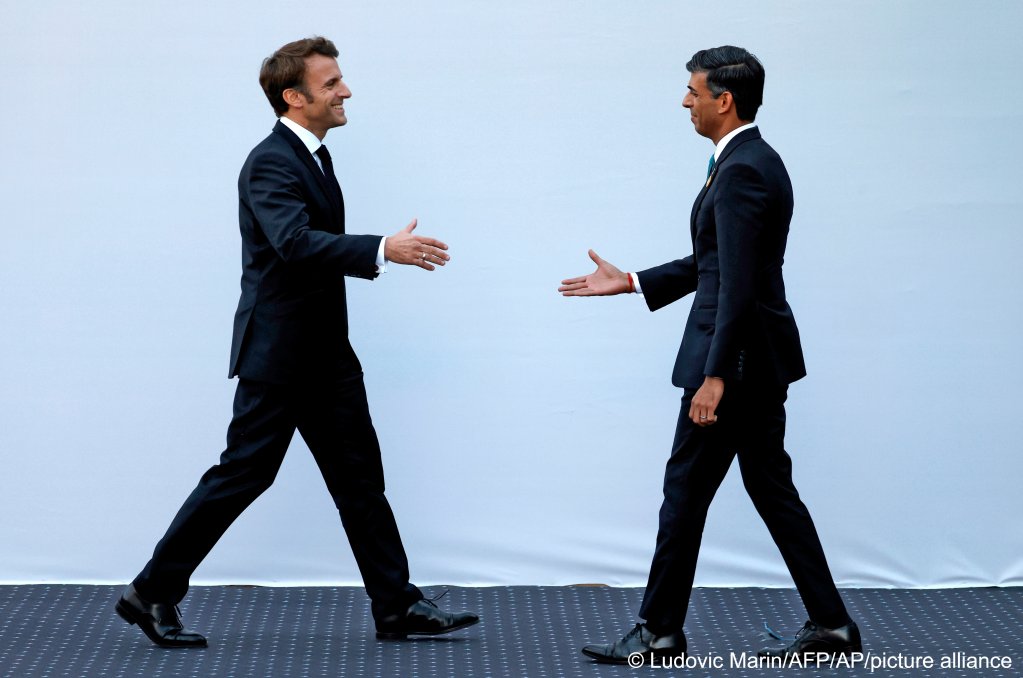 Britain's Prime Minister Rishi Sunak, right, met the president of France, Emmanuel Macron, for the first time at the COP27 summit in Sharm el-Sheikh, Egypt, on Monday, November 7, 2022 | Photo: picture alliance / Ludovic Marin / Pool via AP