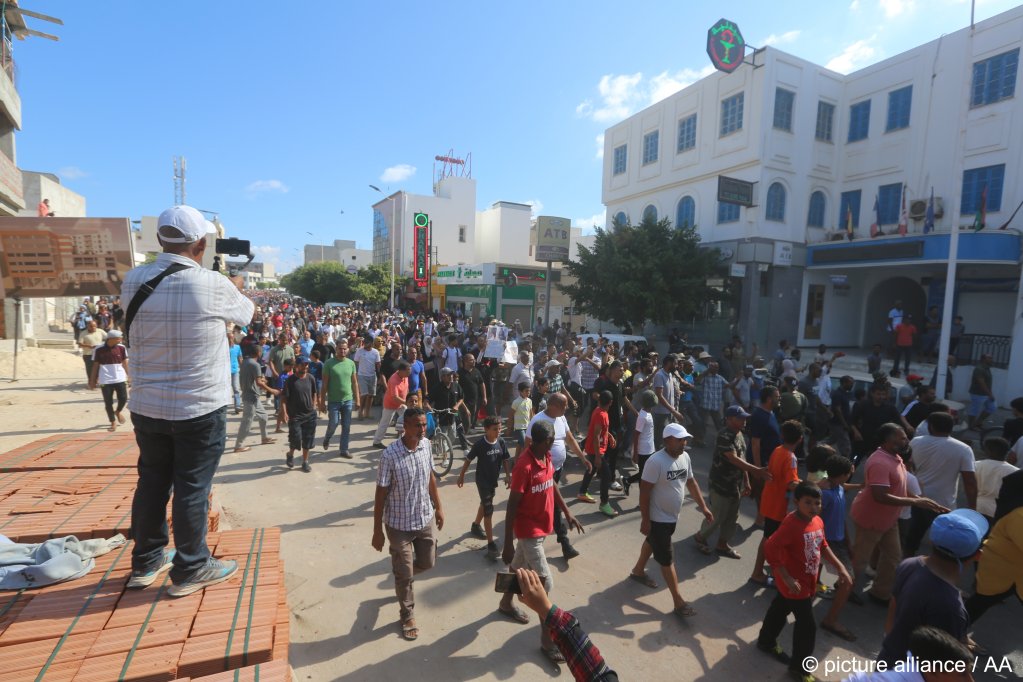 Thousands of Tunisians protest during a general strike in Zarzis on October 18, 2022 |  Photo: Tansim Nasri/Anadolu Agency/Picture Alliance