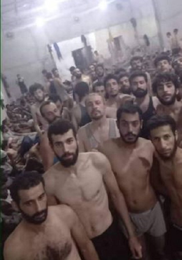 صورة أرسلها لنا أحد المهاجرين السوريين في ليبيا تظهر مهاجرين سوريين آخرين في سجن غوطة الشعال في طرابلس، حسب قوله.
