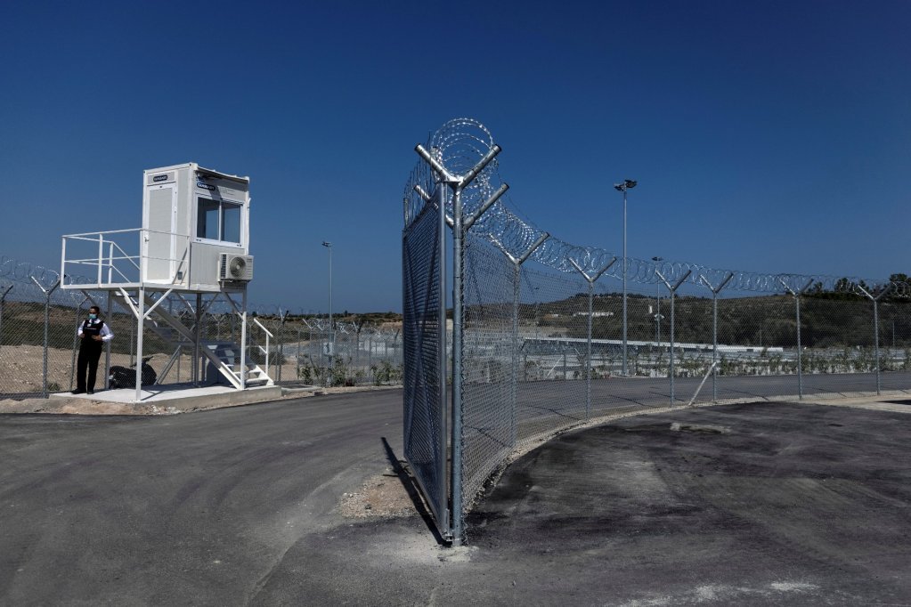 اردوگاه مهاجران با دیوار های بسته در جزیره ساموس یونان. عکس: رویترز