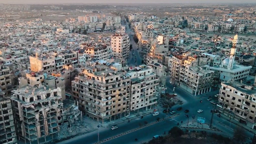 An aerial view of Homs; like the western Syrian city, much of the country remains in rubble | Source: Panorama/NDR