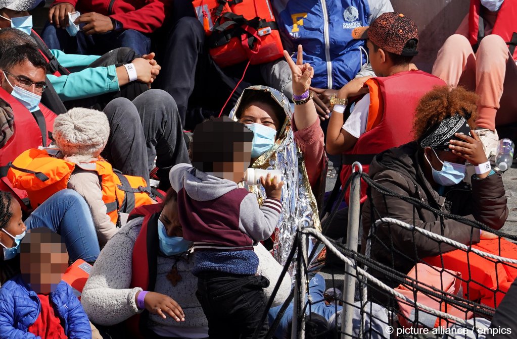 For some migrants, setting foot on EU soil after an arduous sea rescue is a sign of victory - but many migrants eventually have to return to their home countries | Photo: picture-alliance/empics