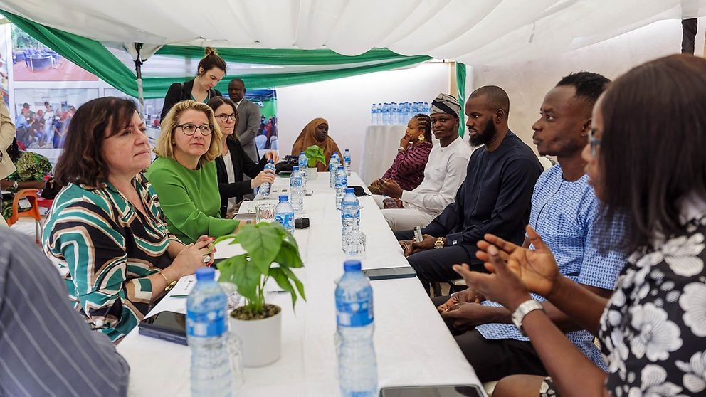 German officials sit and talk to some of the Nigerian clients at the center | Photo: Ute Grabowsky / Photothek.net / Press Office BMZ