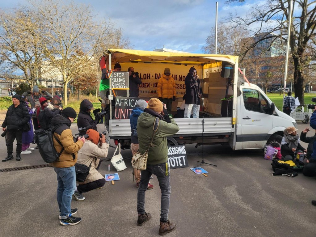 Mouctar Bah speaking to protesters in Dessau on January 7, 2025 on the 20th anniversary of the death of asylum seeker Oury Jalloh in Dessau | Photo: Benjamin Bathke