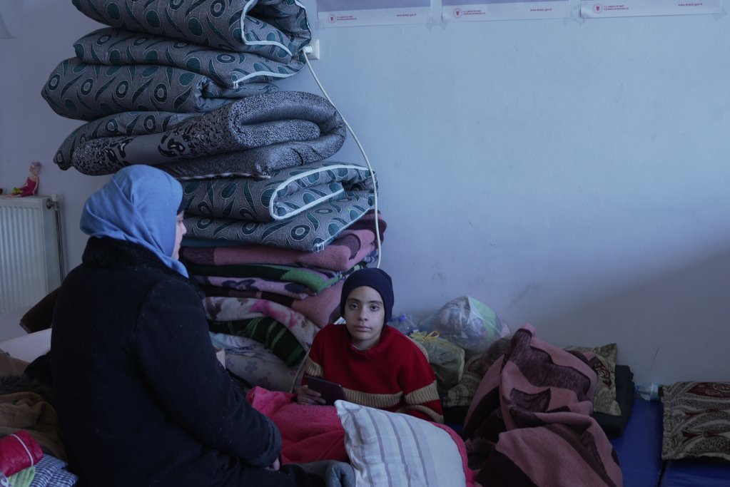 الأم السورية سوسن المتحدرة من قرية السرمانية في ريف حماه تشردت من منزلها في جنوب تركيا جراء الزلزال. الصورة: دانا البوز
