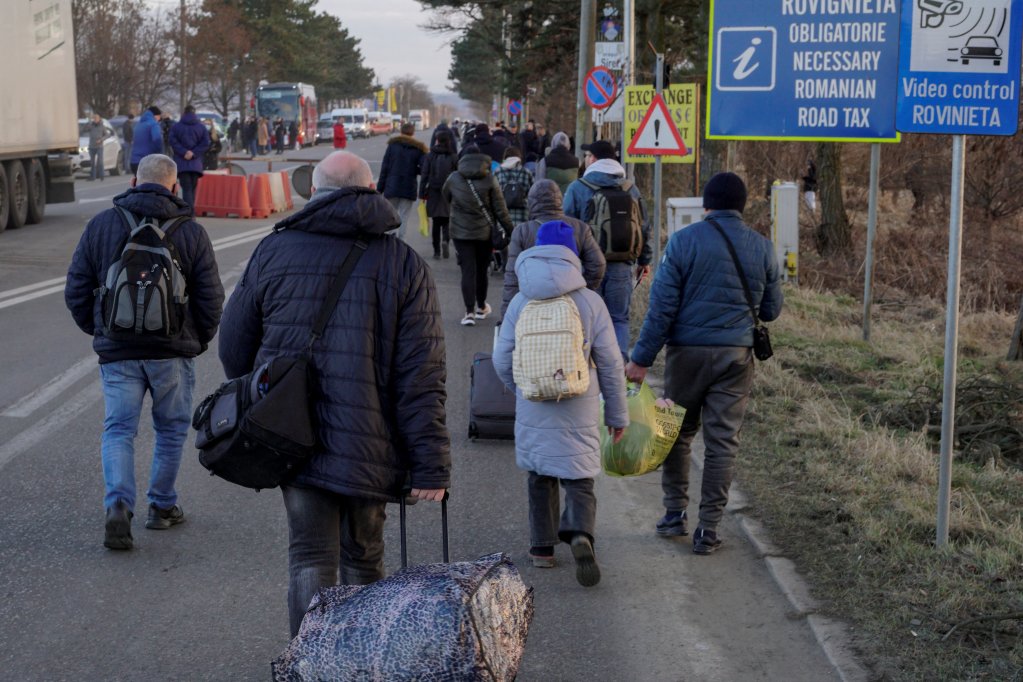 Des personnes traversent la frontière entre l'Ukraine et la Roumanie, au niveau de la ville de Siret, jeudi 24 février. Crédit : Reuters