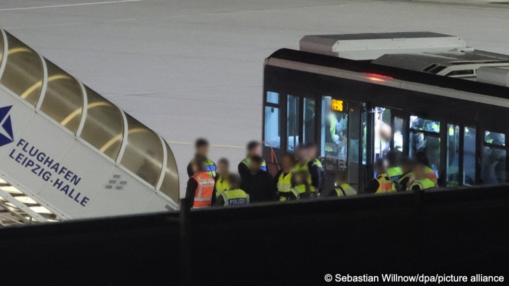 German authorities load the 31 Afghan men onto the charter flight at Leipzig ahead of their deportation | Photo: Sebastian Willnow / dpa / picture alliance