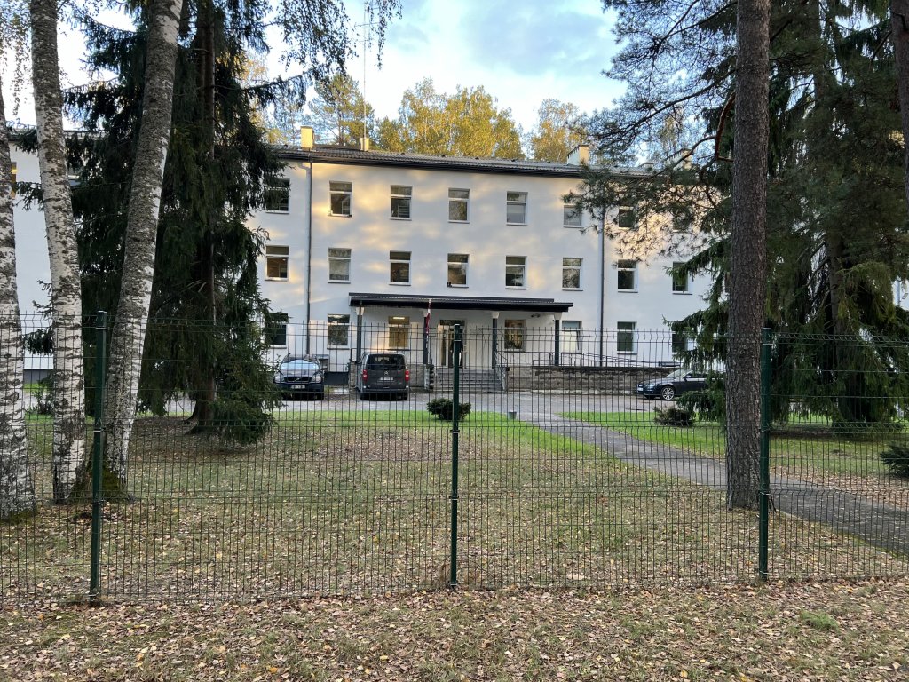 Apartment building of the reception center for migrants in the Latvian village of Mucenieki seen on September 29, 2024 | Photo: Benjamin Bathke/InfoMigrants