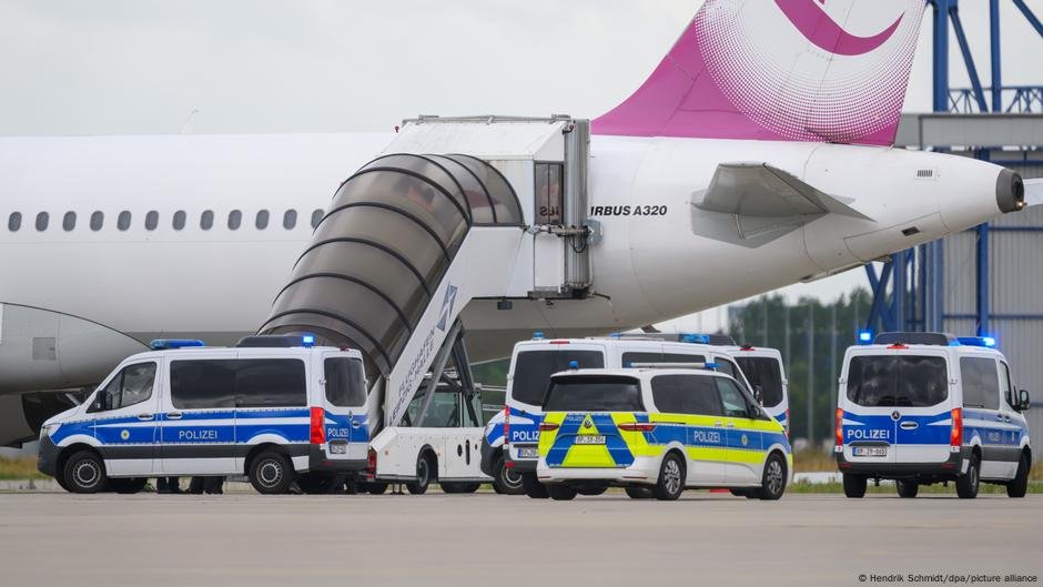 Deportations from Germany are most often carried out via plane | Photo: Hendrik Schmidt/dpa/picture alliance