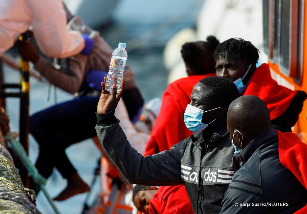 Migrants wait to disembark from a Spanish coast guard vessel, in the port of Arguineguin, in the southern part of the island of Gran Canaria, Spain April 6, 2021 | Photo: REUTERS/Borja Suarez