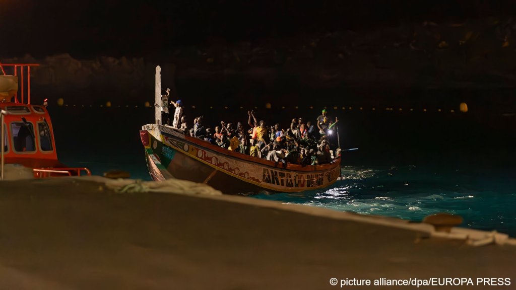 Migrants arrive in the port of La Restinga on the Spanish island of El Hierro, one of the Canary Islands in the Atlantic, on September 5, 2024 | Photo: picture alliance/dpa/EUROPA PRESS