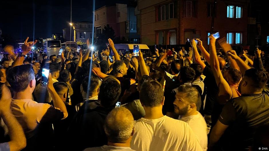 Growing sentiment against Syrians in Turkey has led to protesters lashing out against Syrians living in the country | Photo: DHA