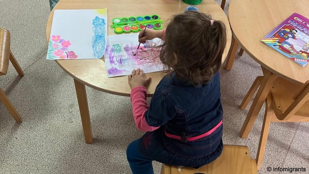 Asra, 3, Lal Mohammad’s daughter, drawing in the room run by the Legis NGO and the IOM in Vinojug dedicated to kids and mothers. Guevgueliya, North Macedonia, October 2025 | Photo: InfoMigrants