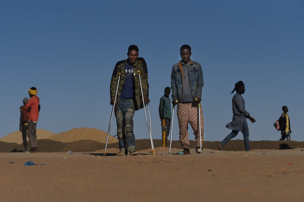 Des migrants à Assamaka, au Niger, à la frontière avec l'Algérie. Crédit : Mehdi Chebil