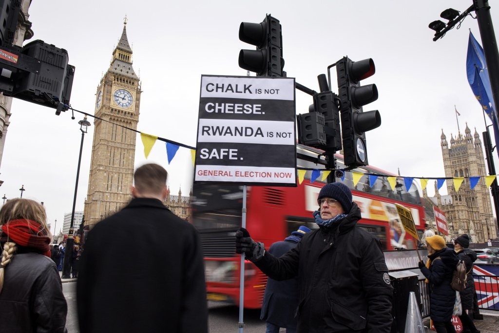 From file: Protesters displaying signs against the government of the United Kingdom because of its Rwanda scheme to send some asylum seekers to Rwanda | Photo: Tolga Akmen / EPA / ANSAMed