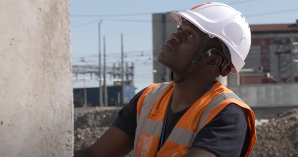 Henock Ndjoku is from Congo and took part in the basic masonry course with the Integra project. He now has a job working with a construction company Teicos | Photo: Screenshot video Progetto Integra