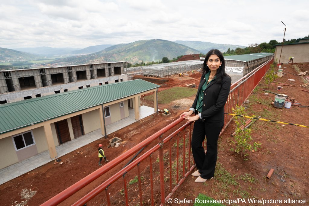 Suella Braverman looks out over housing projects built to house asylum seekers the UK would like to send to Rwanda | Photo: Stefan Rousseau / dpa / PA Wire / picture alliance