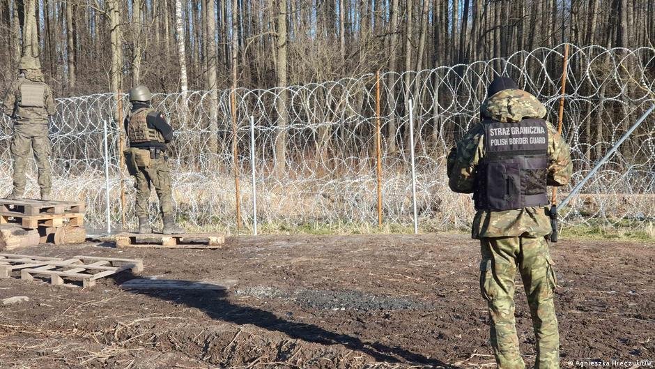 Polish soldiers at a razor wire fence near Usnarz Gorny | Photo: Agnieszka Hreczuk/DW