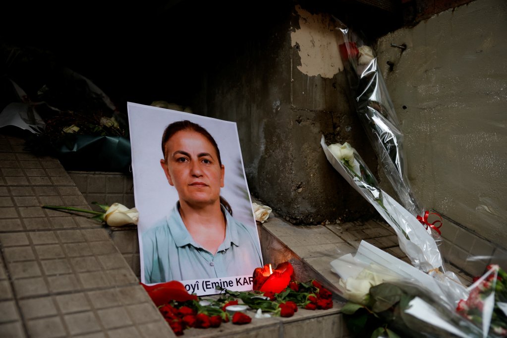 Un hommage à Emine Kara, une victime de l'attaque du centre culturel kurde de Paris, le 26 décembre 2022. Crédit : Reuters