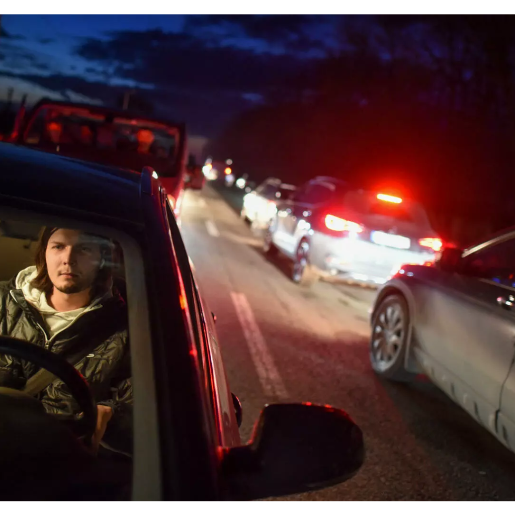 Anatoly, photographié ici au volant de sa voiture, affirme n'avoir pas dormi "depuis 30 heures" afin de pouvoir convoyer des civils ukrainiens vers la frontière polonaise. Crédit : Mehdi Chebil