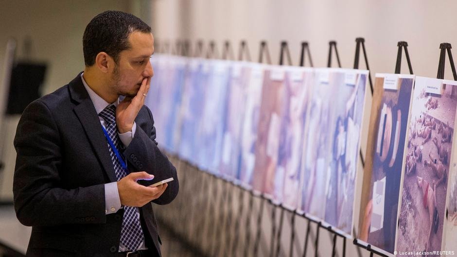Families used smuggled pictures of tortured and dead Syrians to find missing relatives | Photo: Lucas Kackson/REUTERS