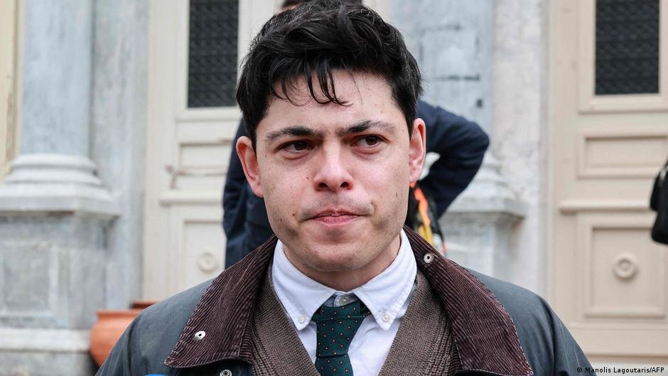 German-Irish national Sean Binder speaking to the media outside a courthouse in Mytilene in January 2023 | Photo: Manolis Lagoutaris/AFP