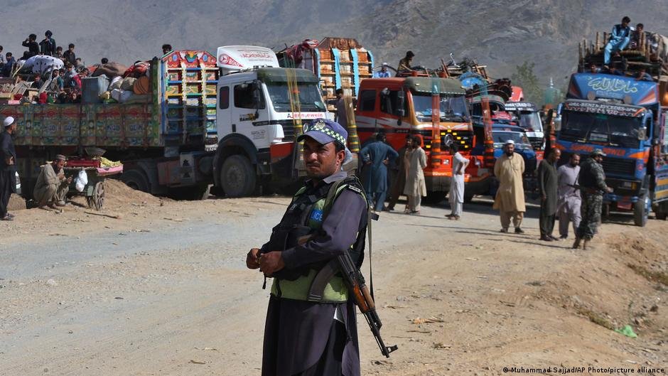 Large numbers of Afghans crammed into trucks and buses to leave Pakistan before the deadline expired | Photo: Muhammad Sajjad/AP Photo/picture alliance