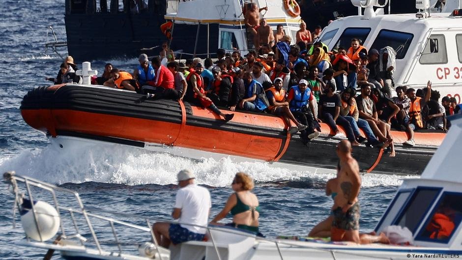 Around 8,500 people arrived on the tiny island of Lampedusa in just three days earlier this month | Photo: Yara Nardi/REUTERS