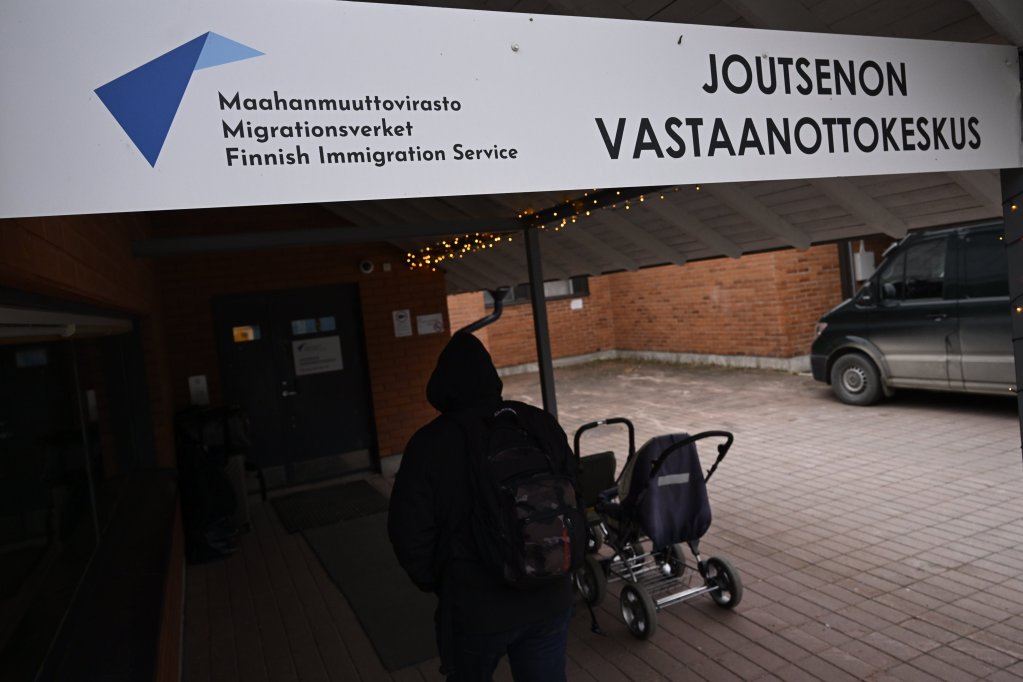 Temporary asylum seekers arrive by bus to Joutseno Reception Centre from the border between Russia and Finland at the Nuijamaa border check point in Lappeenranta, Finland on November 15, 2023 | Photo: Vesa Moilanen/Lehtikuva/picture-alliance