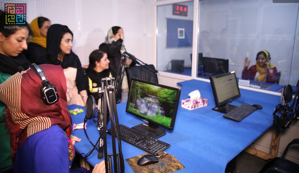 زنان ژورنالیست افغان در حال اجرای برنامه در ستدیو رادیو بیگم. عکس: رادیو بیگم